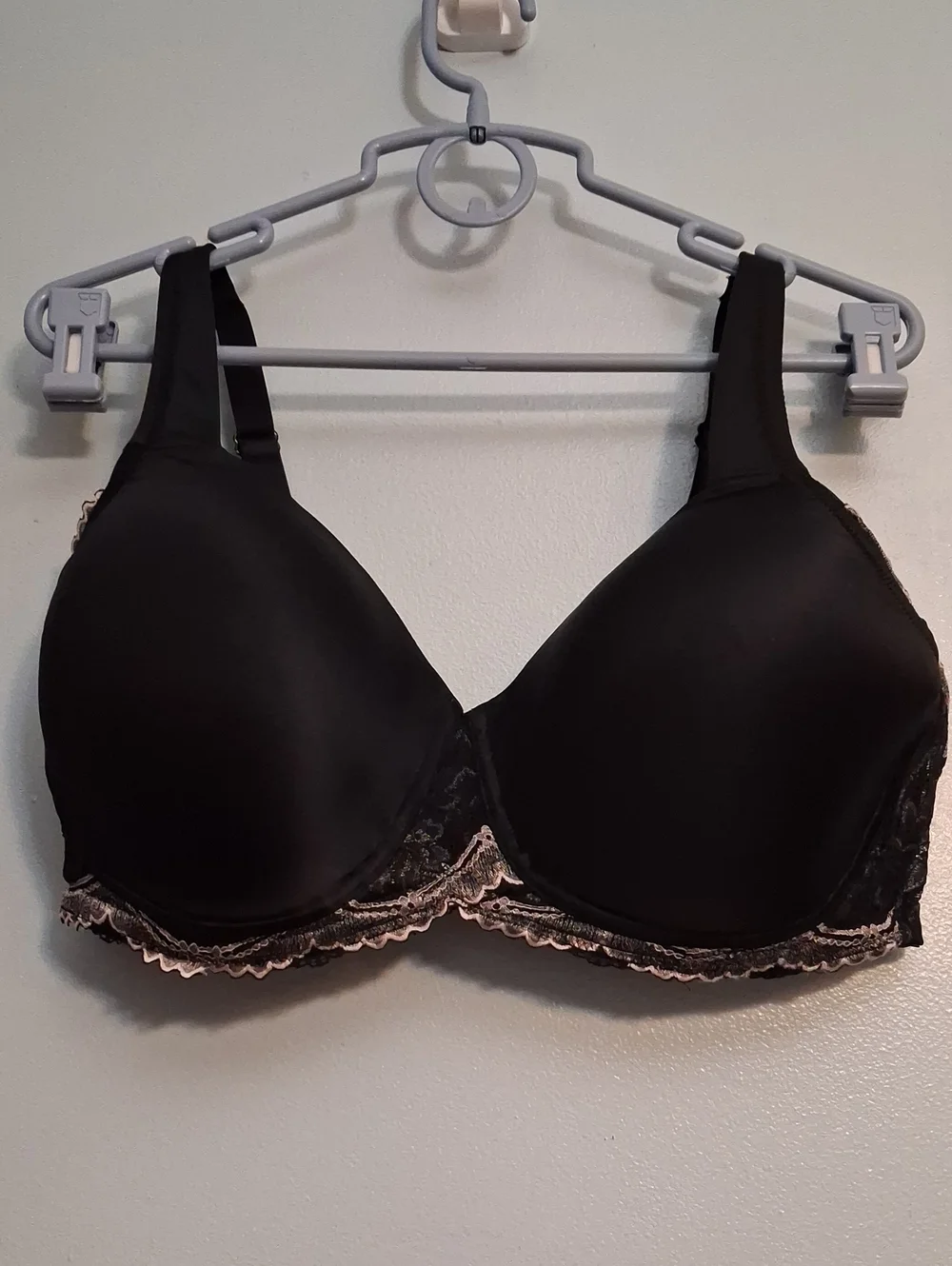 Breezies Size 44D Women's Black With Cream Lace-Trim Full Coverage WireFree Bra.